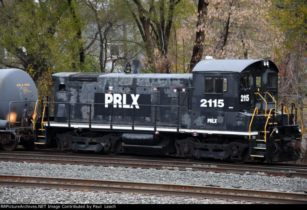 Refinery switcher swaps cars